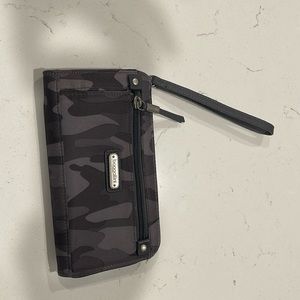 Baggallini Wristlet Wallet. new condition